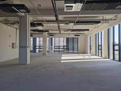 亦庄核心区域办公楼厂房出租，可注册精装带工位